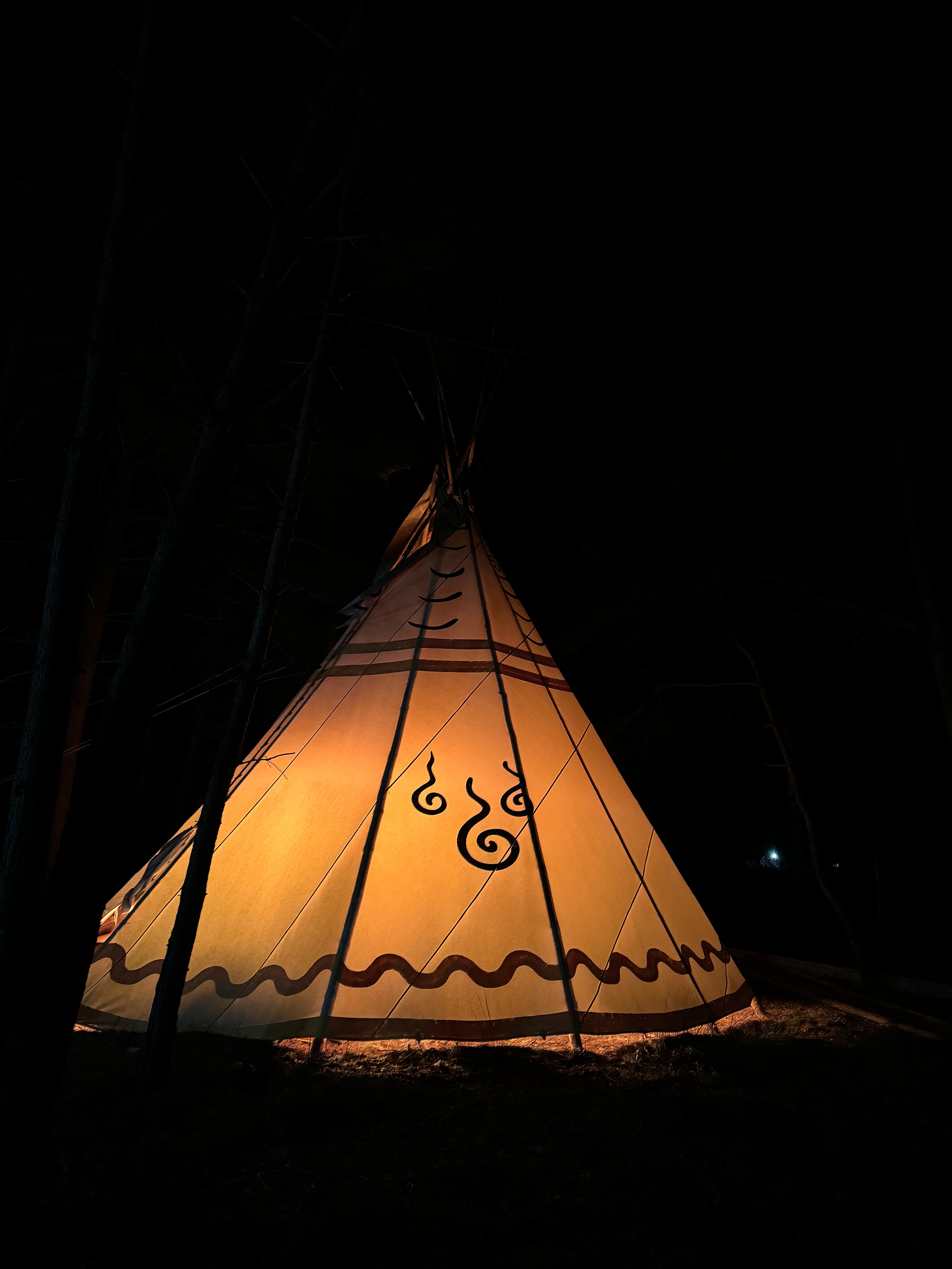 Zimowe ognisko w tipi